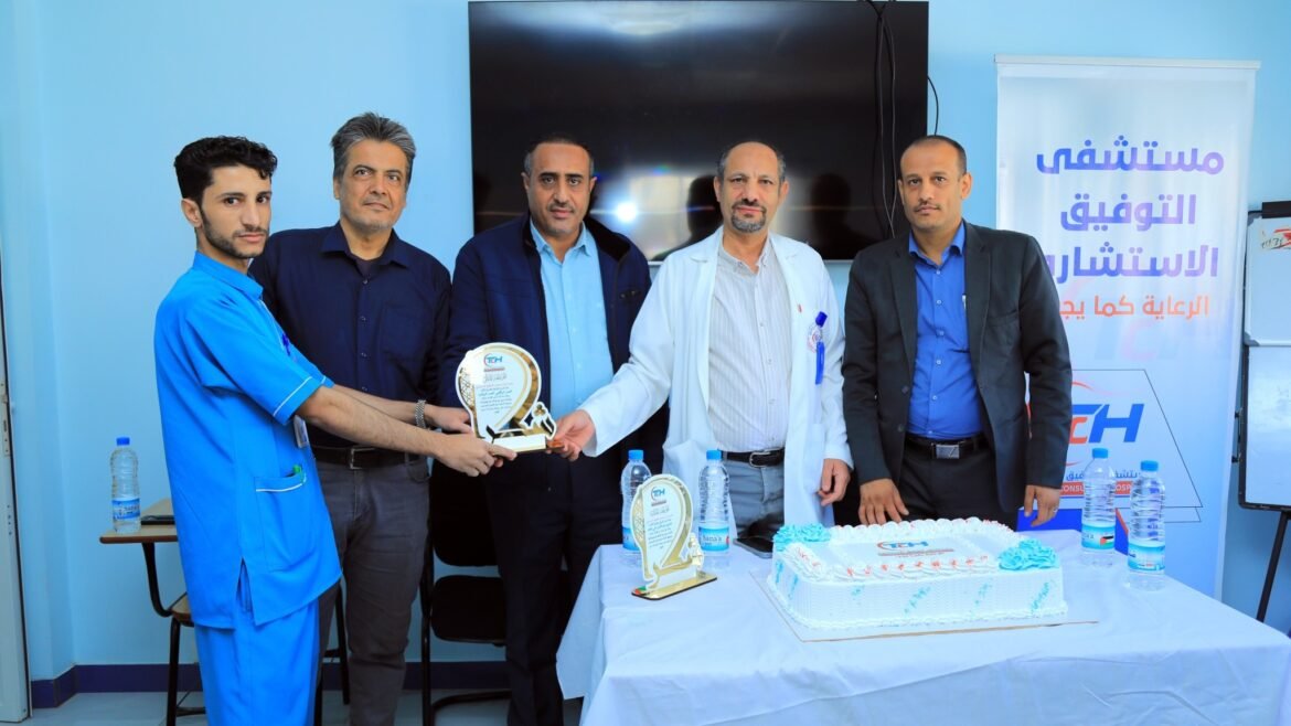 رئيس مجلس إدارة مستشفى التوفيق الاستشاري الدكتورتوفيق المخلافي يكرّم الموظف المثالي ويحتفي بالمشاركين في دورات مكافحة العدوى والحريق والإنعاش القلبي