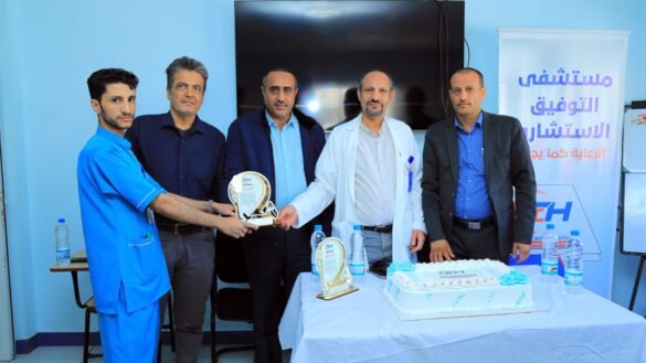 رئيس مجلس إدارة مستشفى التوفيق الاستشاري الدكتورتوفيق المخلافي يكرّم الموظف المثالي ويحتفي بالمشاركين في دورات مكافحة العدوى والحريق والإنعاش القلبي