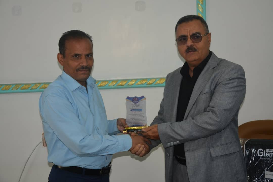 منصة أخبار الصحة تكرم مدير عام مركز الكوثر الطبي بدرع التميز